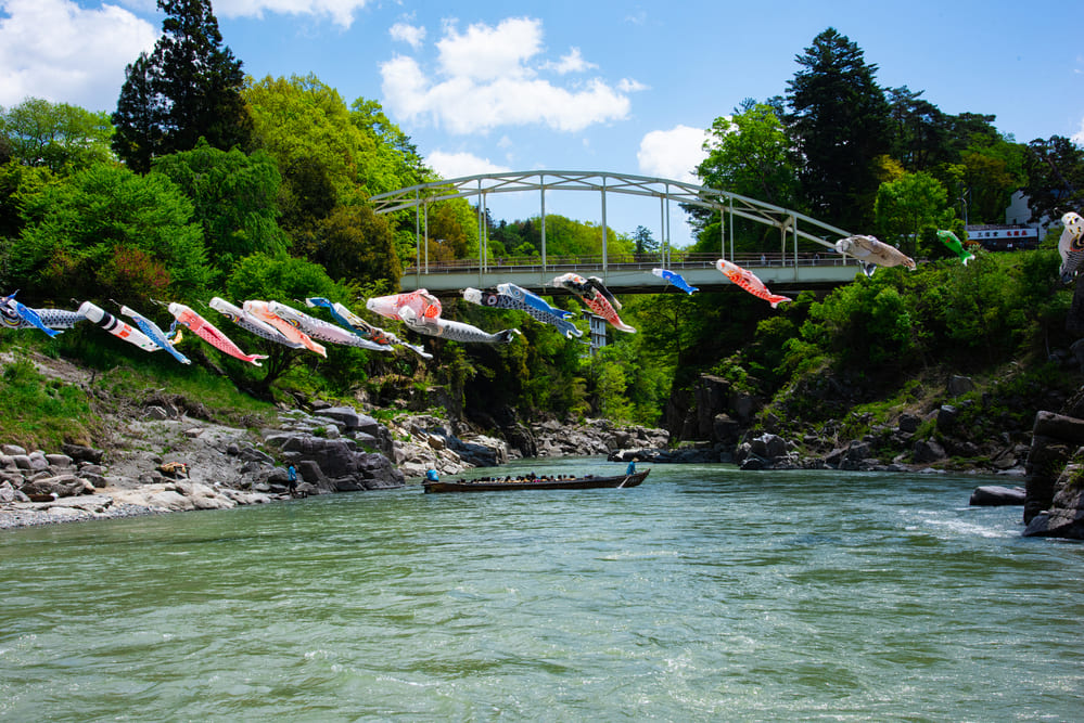 鯉のぼりと天龍舟下り